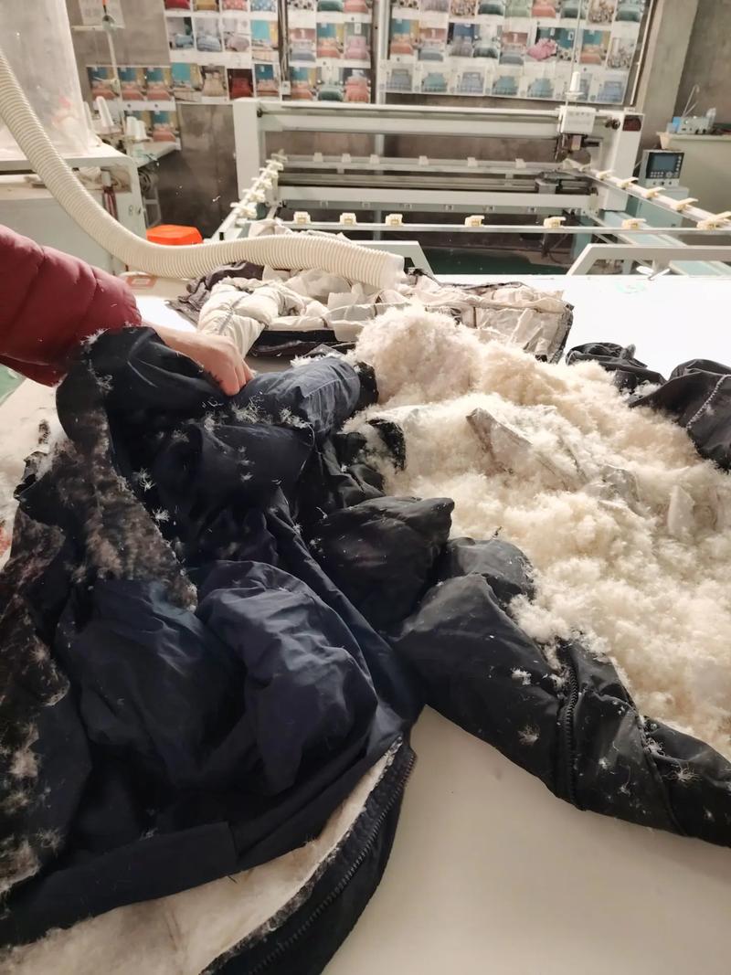 舊羽絨服加工羽絨被廢物利用 #現(xiàn)場(chǎng)實(shí)拍 #工作實(shí)拍 #實(shí)體